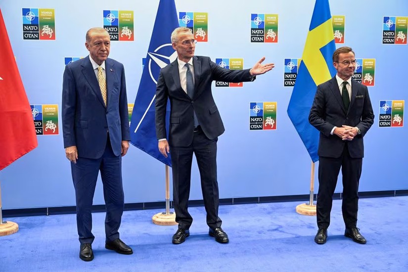 Tổng thống Thổ Nhĩ Kỳ Tayyip Erdogan, Thủ tướng Thụy Điển Ulf Kristersson và Tổng thư ký NATO Jens Stoltenberg gặp nhau trước thềm hội nghị thượng đỉnh NATO, tại Vilnius, Lithuania ngày 10/7/2023. Ảnh: Reuters