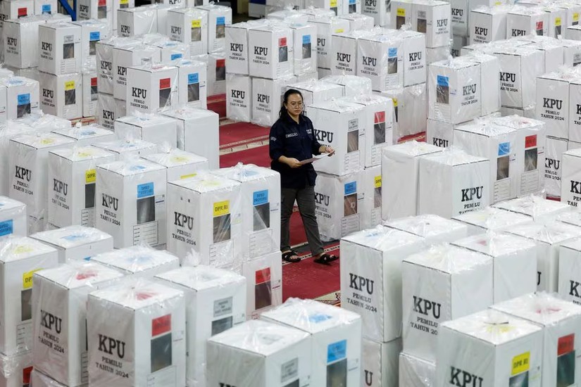 Các thùng phiếu được chuẩn bị trước ngày bầu cử tại Jakarta, Indonesia ngày 6/2/2024. Ảnh: Reuters
