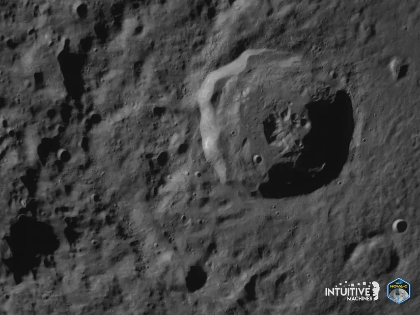 Hình ảnh bề mặt Mặt Trăng chụp bởi tàu đổ bộ Odysseus của Intuitive Machines. Ảnh: Intuitive Machines