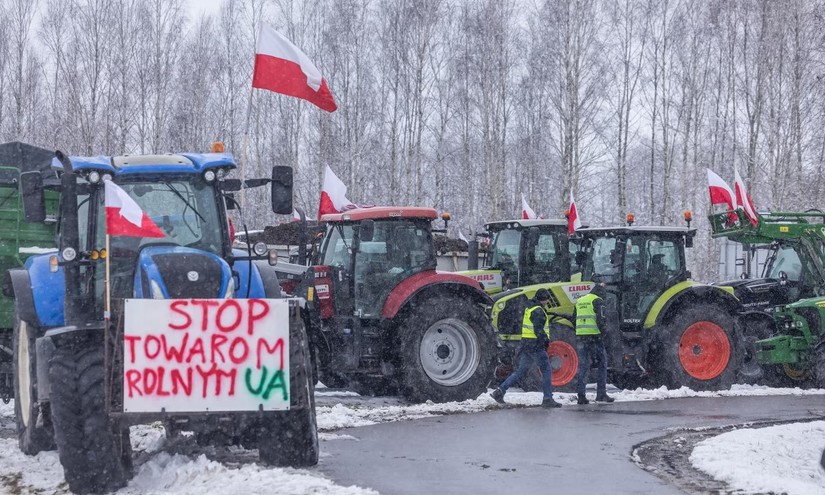 Nông dân Ba Lan chặn một cửa khẩu tại Dorohusk, phía đông Ba Lan ngày 9/2/2024. Ảnh: AFP