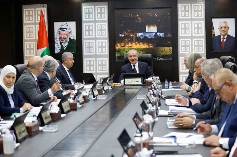 Thủ tướng Palestine Mohammad Shtayyeh triệu tập cuộc họp Nội các ở Ramallah, Bờ Tây ngày 26/2/2024. Ảnh: Reuters