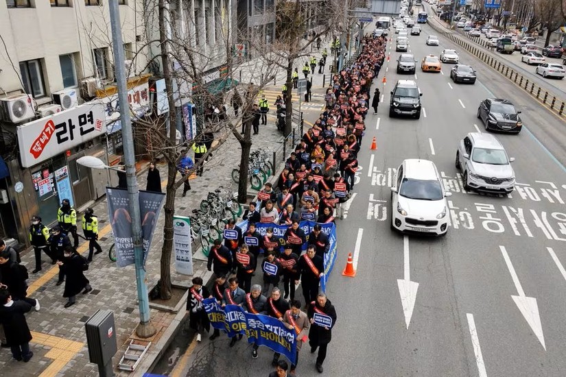 Các bác sĩ trẻ biểu tình tại Seoul, Hàn Quốc ngày 25/2/2024. Ảnh: Reuters