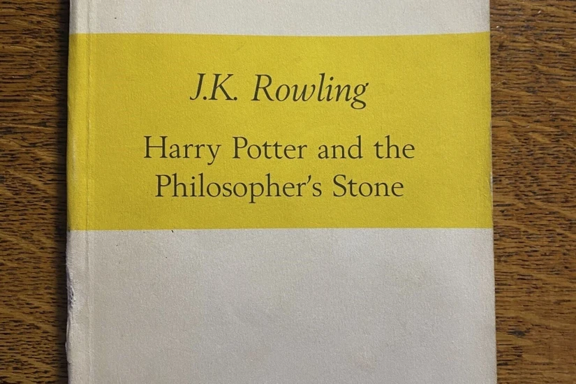 Bản in thử của cuốn Harry Potter và Hòn đá phù thủy được bán đấu giá. Ảnh: Hanson's