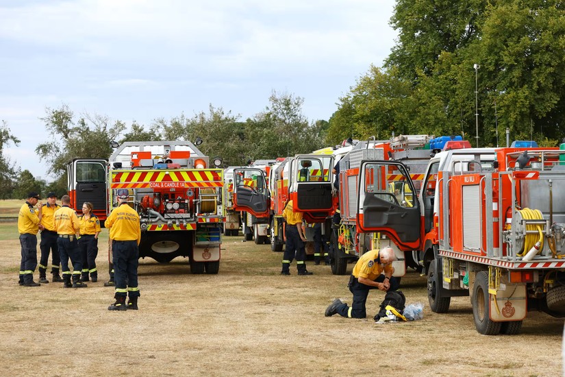Lực lượng cứu hỏa tham gia khống chế đám cháy rừng tại Ballarat, bang Victoria. Ảnh: Con Chronis/AAP