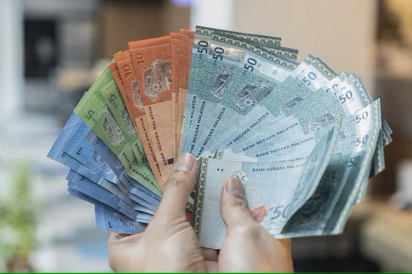 Đồng ringgit của Malaysia chạm ngưỡng thấp nhất trong 26 năm qua vào ngày 20/2 khi đồng tiền của Malaysia đã giảm gần 0,3% xuống gần 4,8 so với USD. Ảnh: Strait Times