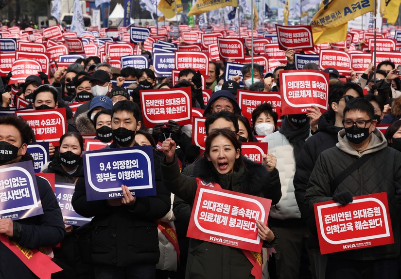 Các bác sĩ tham gia biểu tình phản đối quyết định tăng chỉ tiêu sinh viên trường y lên 2.000 vào năm 2025 của chính phủ tại Công viên Yeouido Hangang, Seoul, Hàn Quốc ngày 3/4/2024. Ảnh: Yonhap