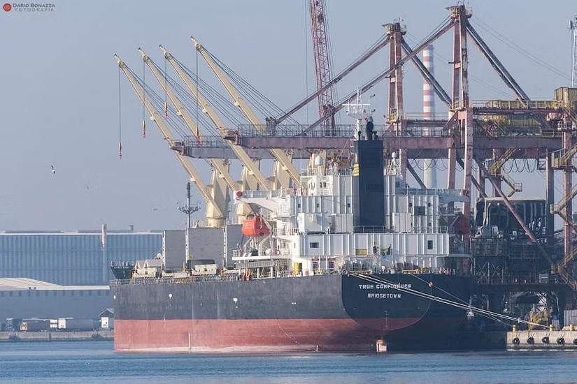 Tàu True Confidence của Hy Lạp bị lực lượng Houthi tấn công ngày 6/3/2024, gây thiệt hại nặng và khiến 3 thủy thủ đoàn thiệt mạng. Ảnh: Reuters