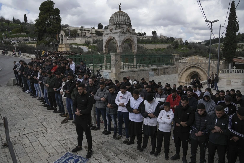 Người Palestine cầu nguyện bên ngoài phố cổ Old City tại Jerusalem ngày 8/3/2024. Ảnh: AP
