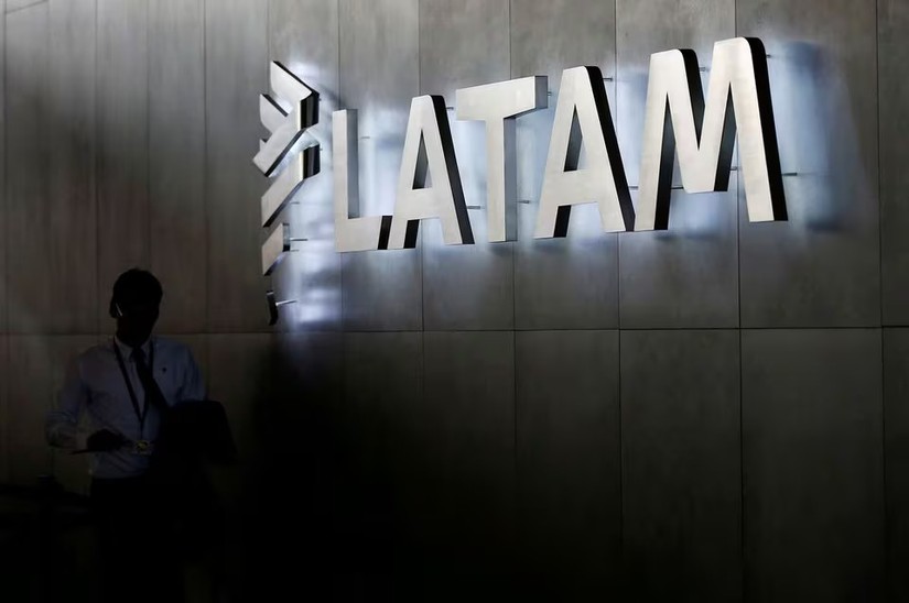 Logo của hãng hàng không LATAM Airlines bên trong Sân bay Quốc tế Commodore Arturo Merino Benitez ở Santiago, Chile. Ảnh: Reuters