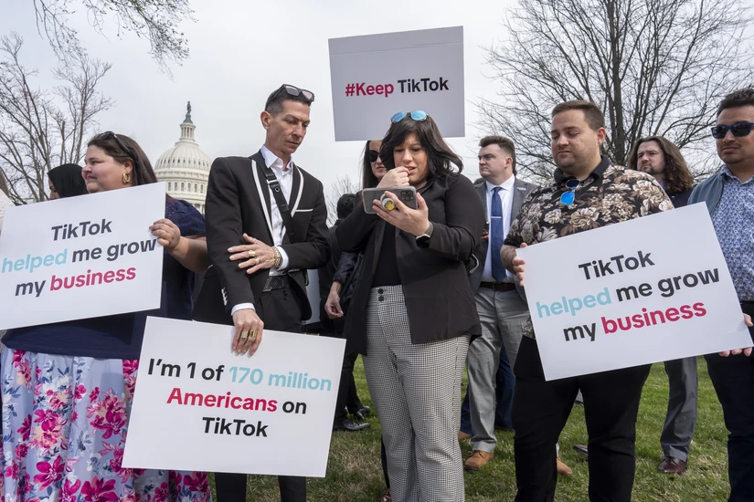Những người ủng hộ TikTok tập trung bên ngoài Điện Capitol, Washington ngày 13/3/2024. Ảnh: AP