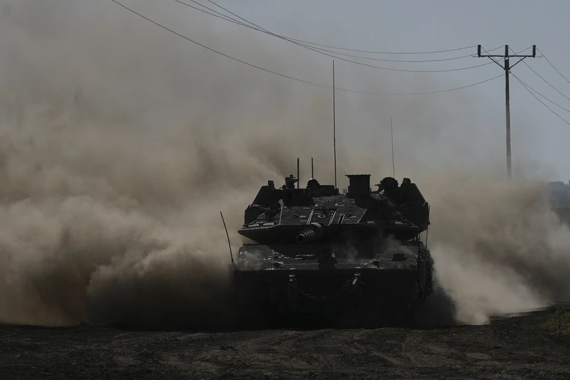 Xe tăng của quân đội Israel ở biên giới phía nam gần Dải Gaza ngày 13/3/2024. Ảnh: AP