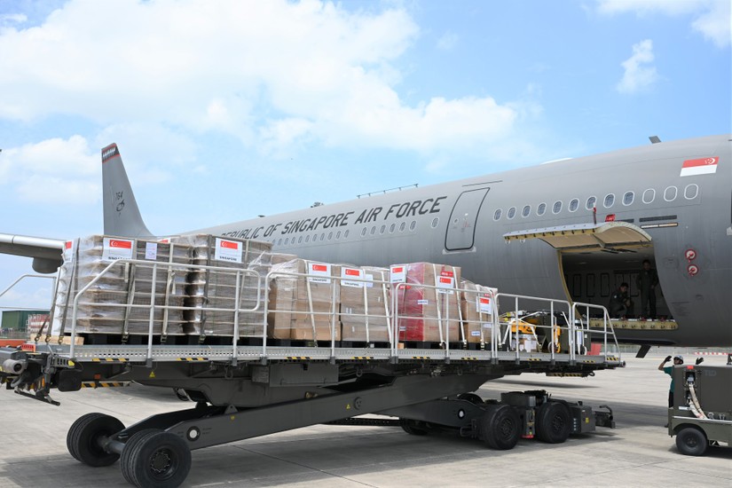 Nhân viên chuyển hàng viện trợ nhân đạo của Singapore cho Gaza lên Máy bay vận tải chở dầu đa năng A330 (MRTT) của Lực lượng Không quân Cộng hòa Singapore (RSAF). Ảnh: Bộ Quốc phòng Singapore