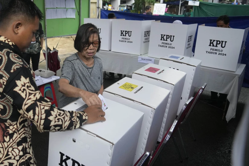 Người dân Indonesia tiến hành bỏ phiếu ngày 14/2/2024 nhằm bầu ra người kế nhiệm Tổng thống Joko Widodo. Ảnh: AP