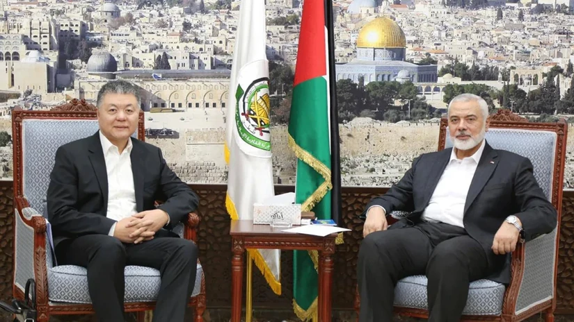 Nhà ngoại giao Trung Quốc Wang Kejian gặp lãnh đạo chính trị Hamas Ismail Haniyeh tại Qatar ngày 17/3. Ảnh: Văn phòng Truyền thông Hamas