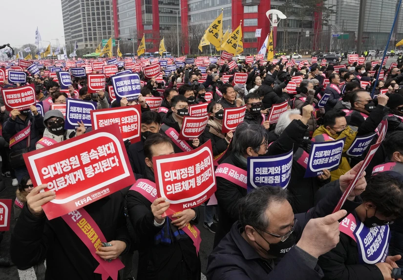 Các bác sĩ trẻ tại Seoul, Hàn Quốc đình công phản đối kế hoạch tăng chỉ tiêu tuyển sinh các trường y của chính phủ. Ảnh: AP