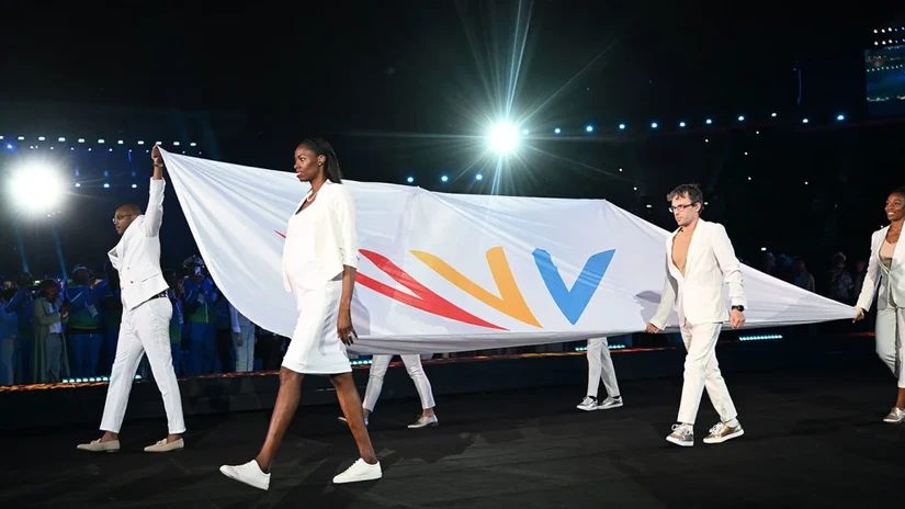 Các vận động viên mang cờ của Liên đoàn Đại hội thể thao Khối thịnh vượng chung trong lễ khai mạc Đại hội thể thao Khối thịnh vượng chung ở Birmingham, miền trung nước Anh, ngày 28/7/2022. Ảnh: Andy Buchanan/AFP