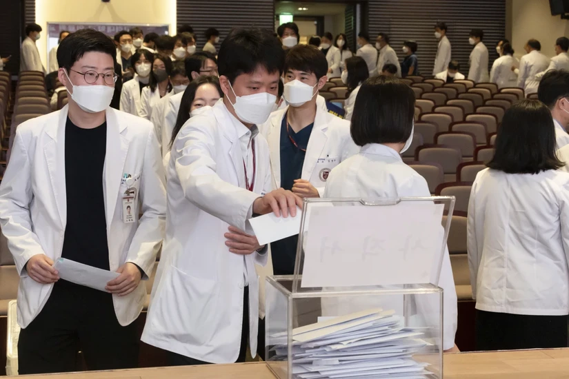 Các bác sĩ cao cấp nộp đơn từ chức trong một cuộc họp tại Đại học Hàn Quốc, Seoul ngày 25/3/2024. Ảnh: AP