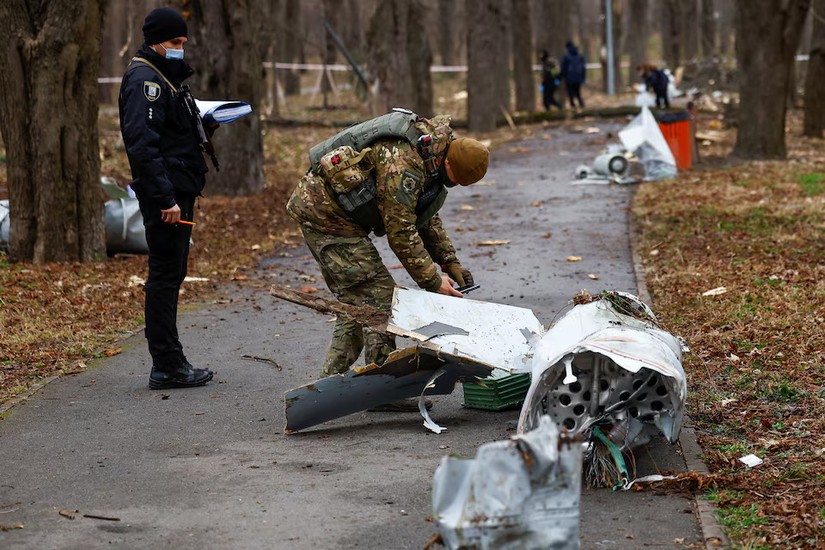 Cảnh sát Ukraine kiểm tra mảnh vỡ tên lửa hành trình Kh-55 của Nga tại một công viên ở Kiev, ngày 24/3/2024. Ảnh: Reuters