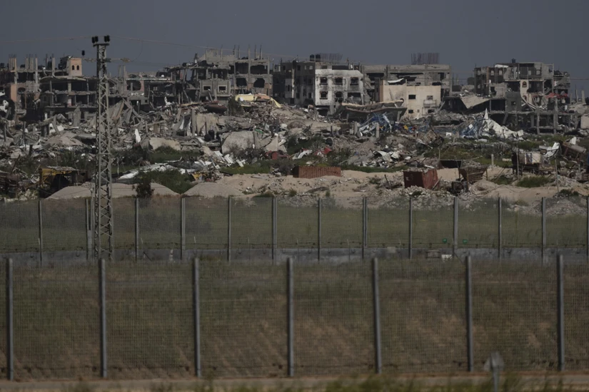 Tình hình đổ nát tại Gaza nhìn từ phía nam Israel ngày 28/3/2024. Ảnh: AP