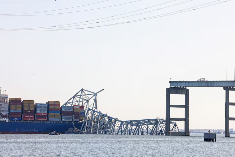 Đống đổ nát từ cầu Francis Scott Key nằm trên boong tàu chở hàng Dali tại Baltimore, Maryland, Mỹ. Ảnh: Reuters