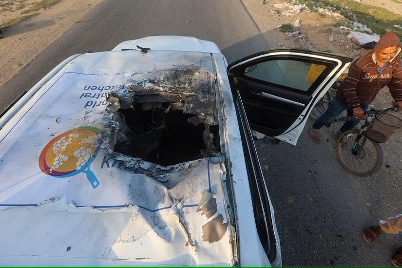 Chiếc xe chở nhân viên của World Central Kitchen bị quân đội Israel không kích. Ảnh: Reuters