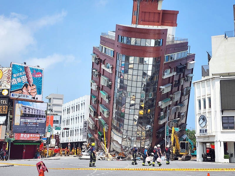 Một tòa nhà tại Hoa Liên bị sập do động đất ngày 3/4/2024. Ảnh: Taipei Times