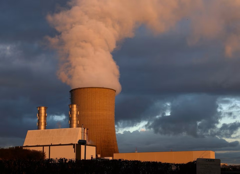 Ống khói một nhà máy điện tại Drogenbos, Bỉ. Ảnh: Reuters