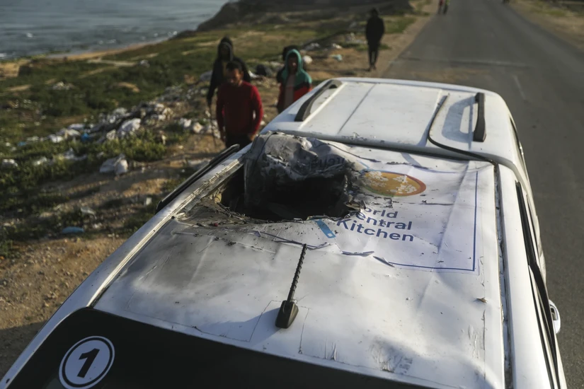 Một chiếc xe có logo của World Central Kitchen bị phá hủy sau cuộc không kích của Israel ở Deir al Balah, Dải Gaza, ngày 2/4/2024. Ảnh: AP