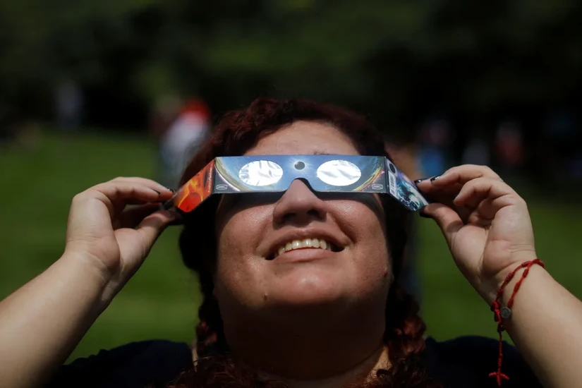 Một người phụ nữ sử dụng kính nhật thực để quan sát nhật thực hình khuyên tại Công viên Bicentenario ở Antiguo Cuscatlan, El Salvador, vào ngày 14/10/2023. Ảnh: CNN