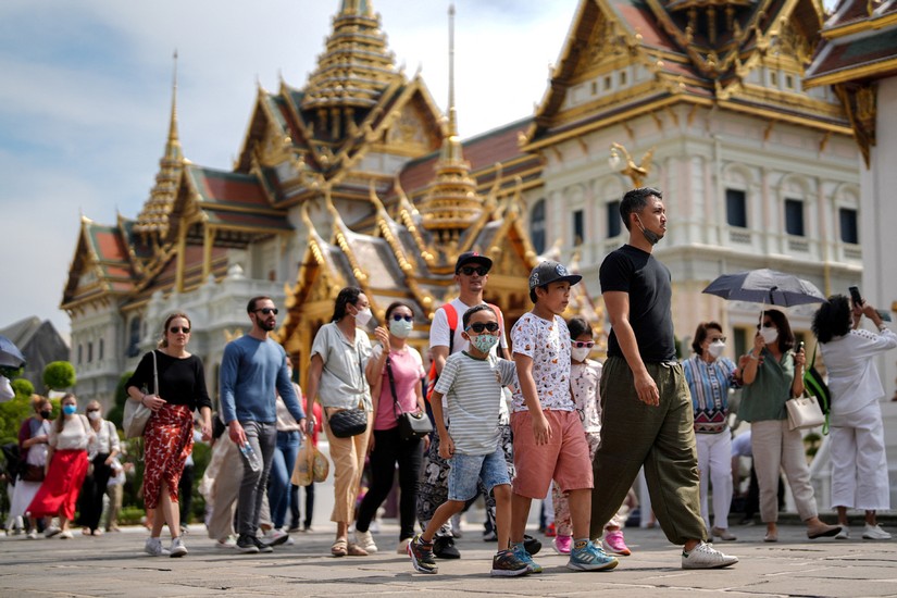 Khách du lịch tham quan Cung điện Hoàng gia ở Bangkok, Thái Lan. Ảnh: China Daily