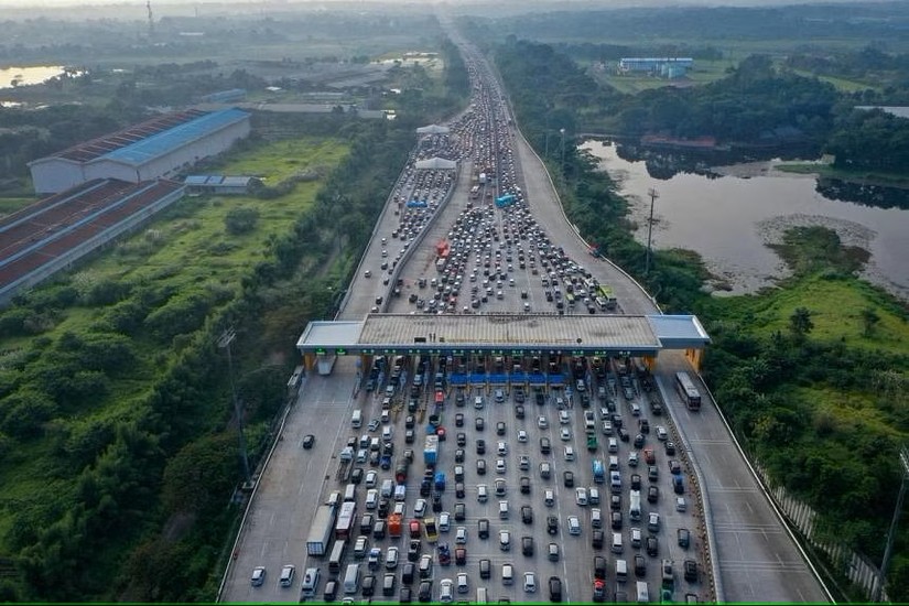 Ùn tắc giao thông tại một trạm thu phí đường cao tốc khi người Hồi giáo Indonesia trở về quê hương để ăn mừng lễ Eid al-Fitr. Ảnh: Straits Times