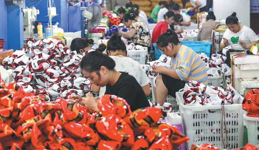 Một nhà máy sản xuất dụng cụ thể thao ở Tuân Nghĩa, tỉnh Quý Châu, Trung Quốc. Ảnh: China News Service 