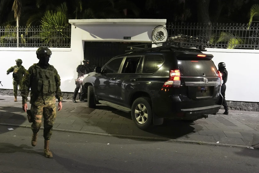 Cảnh sát Ecuador bên ngoài Đại sứ quán Mexico tại Quito tối ngày 5/4/2024. Ảnh: AP