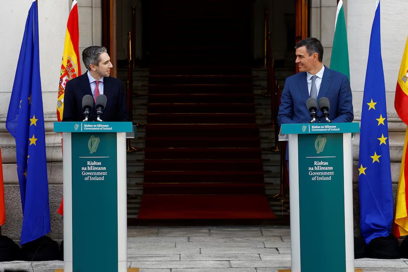 Thủ tướng Tây Ban Nha Pedro Sanchez và Thủ tướng Ireland Simon Harris. Ảnh: Reuters