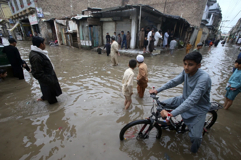 Lũ lụt do mưa lớn tại Peshawar, Pakistan ngày 15/4/2024. Ảnh: AP