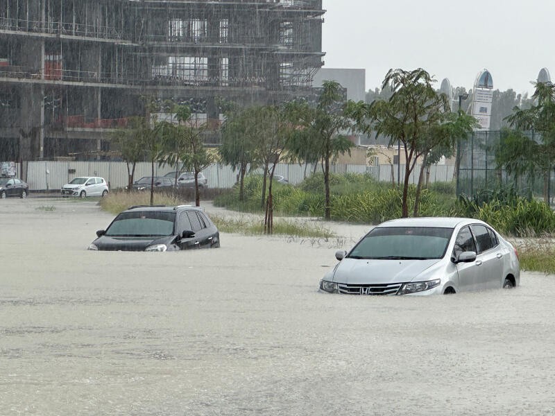 Mưa lớn khiến đường phố Dubai chìm trong nước lũ ngày 16/4/2024. Ảnh: Le Monde