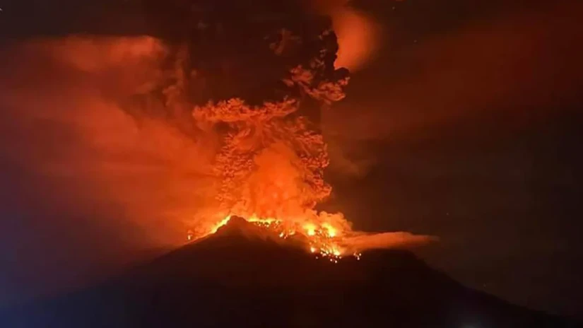 Núi lửa phun trào khiến hàng trăm cư dân sống ở khu vực đảo Ruang phải sơ tán tới đảo lân cận. Ảnh: Getty Images