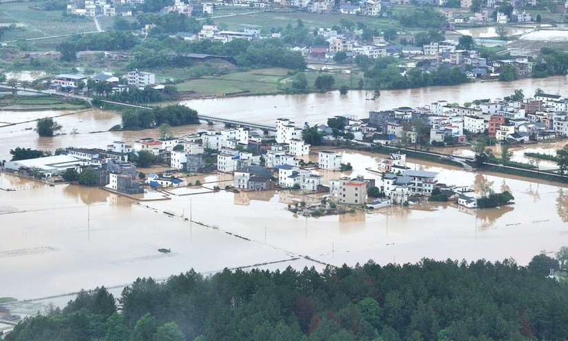 Nước sông Dongguanshui dâng cao do lượng mưa liên tục làm ngập lụt một ngôi làng ở Qingyuan, tỉnh Quảng Đông, miền nam Trung Quốc ngày 21/4/2024. Ảnh: VCG