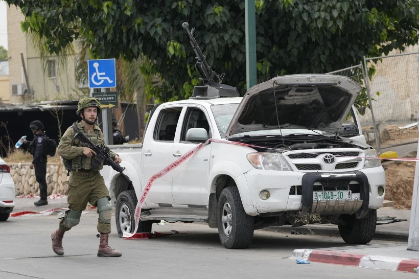 Quân đội Israel trên đường phố Sderot, Israel ngày 7/10/2023 sau vụ tấn công của lực lượng Hamas. Ảnh: AP
