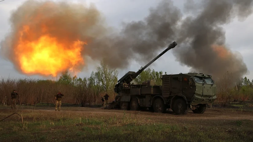Các xạ thủ thuộc Lữ đoàn cơ giới riêng biệt số 43 của Lực lượng vũ trang Ukraine bắn vào một vị trí của Nga bằng pháo tự hành 155 mm ở khu vực Kharkiv ngày 21/4/2024. Ảnh: CNN