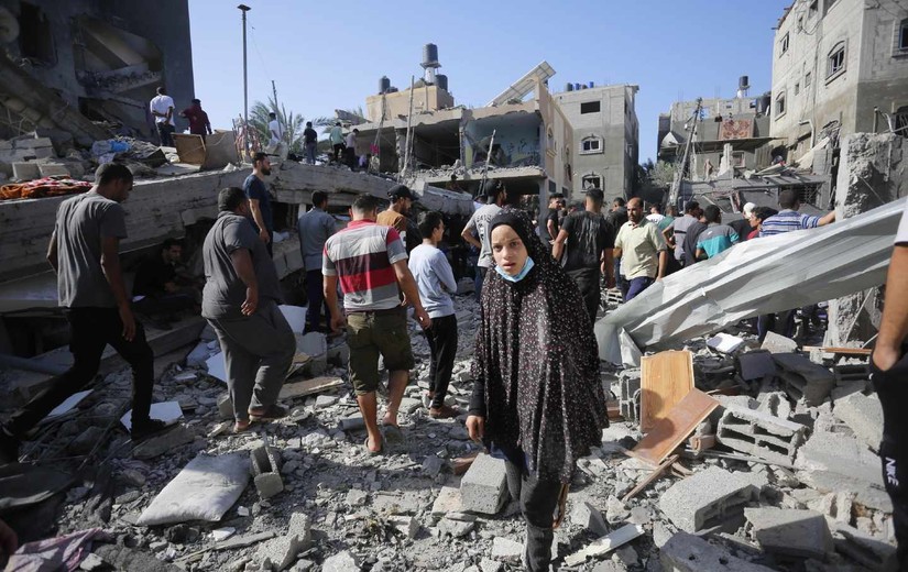 Đống đổ nát sót lại do giao tranh tại Deir Al Balah, Gaza. Ảnh: Getty Images