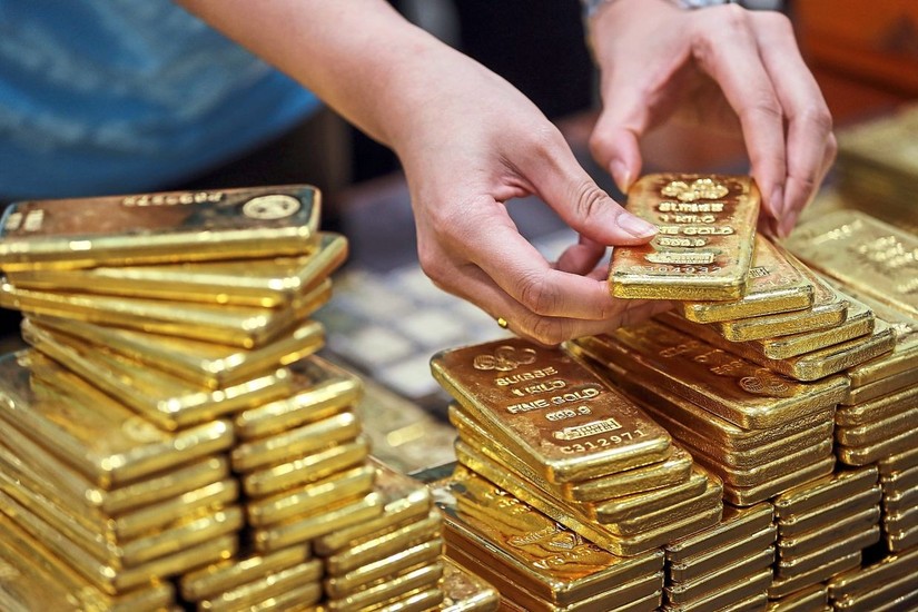 Giá vàng xô đổ mọi kỷ lục, tiến sát mốc 70 triệu đồng/lượng