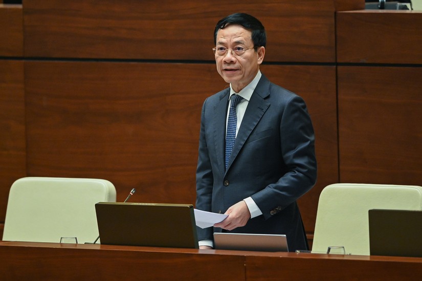 Bộ trưởng Thông tin và Truyền thông Nguyễn Mạnh Hùng giải trình làm rõ một số vấn đề đại biểu quan tâm