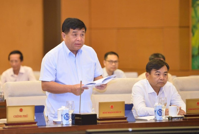 Bộ trưởng Nguyễn Chí Dũng thay mặt Chính phủ trình bày tờ trình.