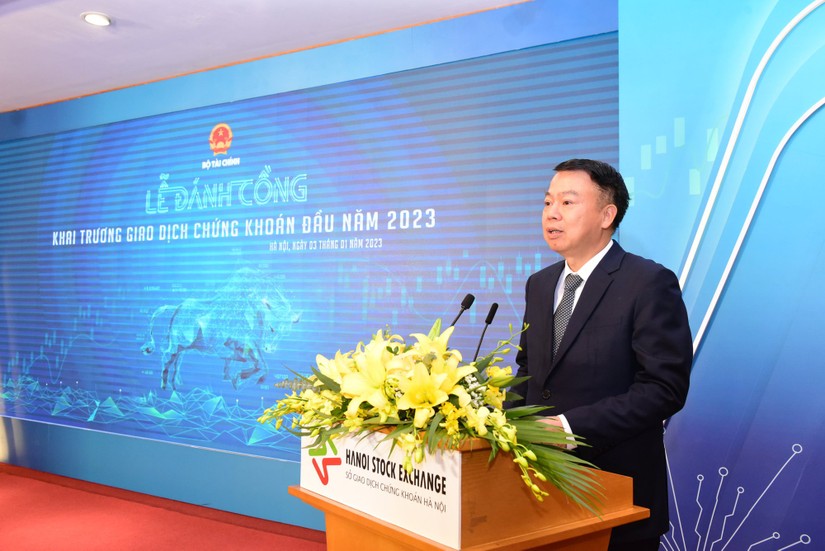 Thứ trưởng Bộ Tài chính Nguyễn Đức Chi phát biểu tại Lễ đánh cồng khai trương giao dịch năm 2023 - Ảnh: VGP