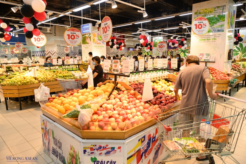 Người dân mua sắm tại siêu thị - Ảnh: Quách Sơn