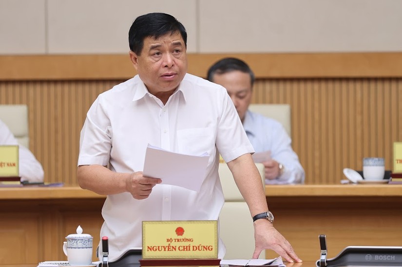 Bộ trưởng Bộ Kế hoạch và Đầu tư Nguyễn Chí Dũng báo cáo về tình hình KT-XH tháng 4 và 4 tháng năm 2023 tại phiên họp - Ảnh: VGP