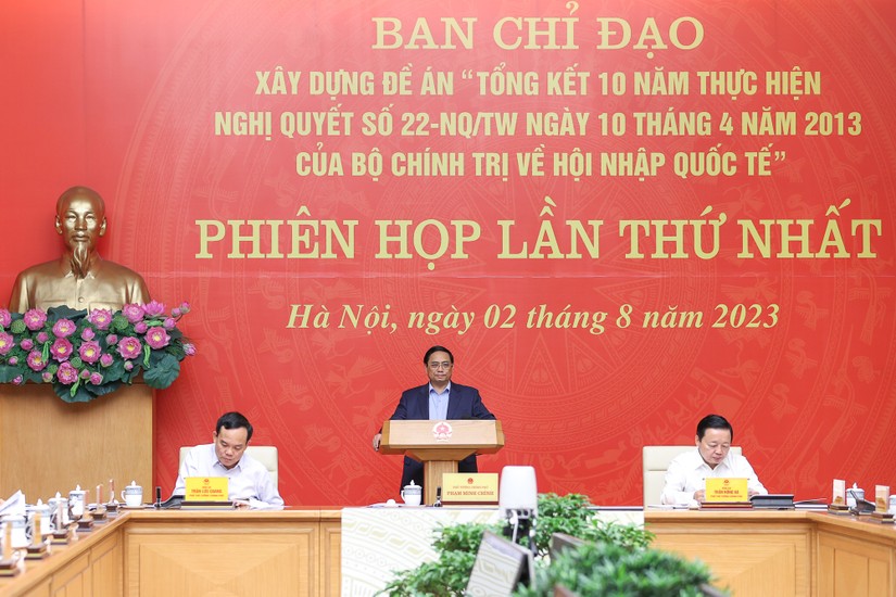 Thủ tướng Phạm Minh Chính chủ trì phiên họp thứ nhất Ban Chỉ đạo xây dựng Đề án "Tổng kết 10 năm thực hiện Nghị quyết số 22-NQ/TW ngày 10/4/2013 của Bộ Chính trị về hội nhập quốc tế" - Ảnh: VGP