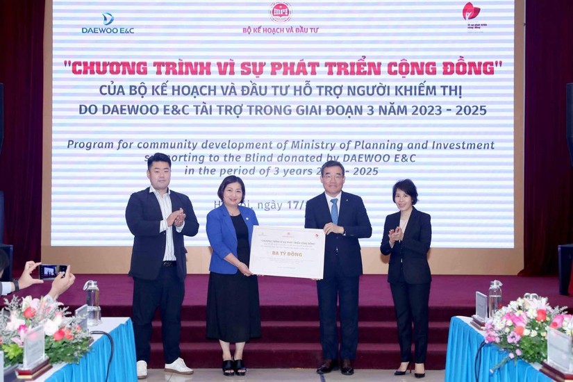 Tập đoàn Daewoo E&C tài trợ 3 tỷ đồng cho quỹ hỗ trợ người khiếm thị Việt Nam - Ảnh: MPI