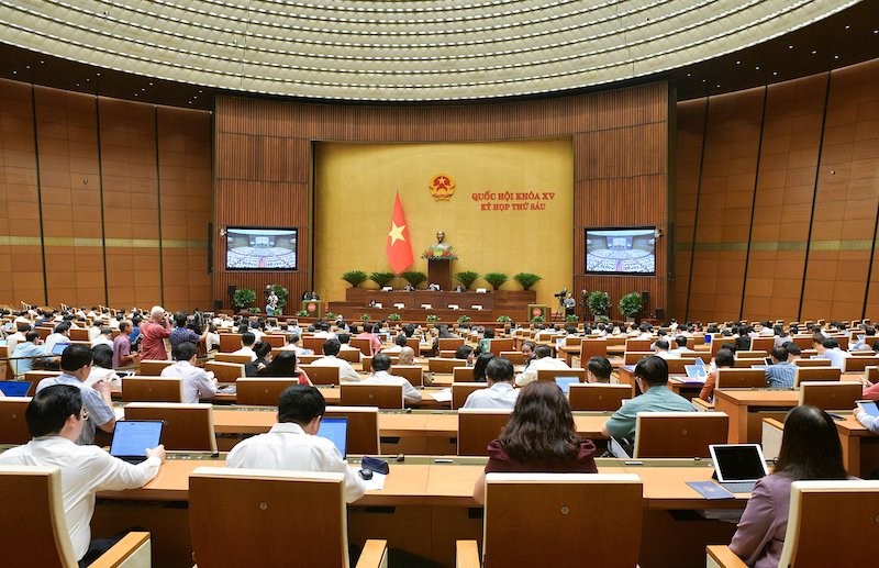 Các đại biểu Quốc hội biểu quyết thông qua nghị quyết dự toán ngân sách Nhà nước năm 2024 - Ảnh: quochoi.vn